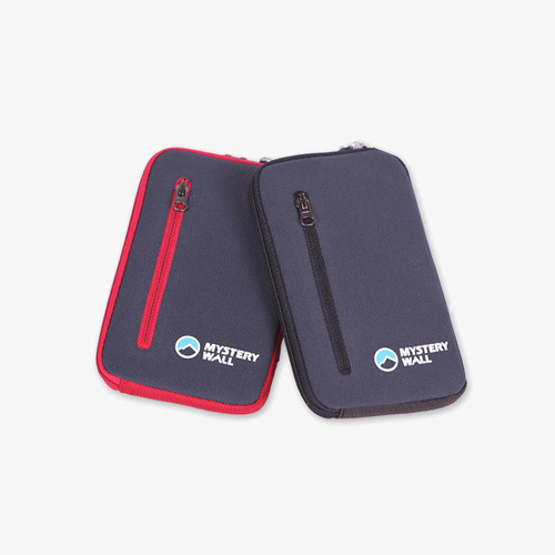 미스테리월 스마트 케이스 플러스 L 배낭 멜빵에 후크형태로 장착할수 있으며 휴대폰을 꺼내기 편리한 형태의 스마트 케이스